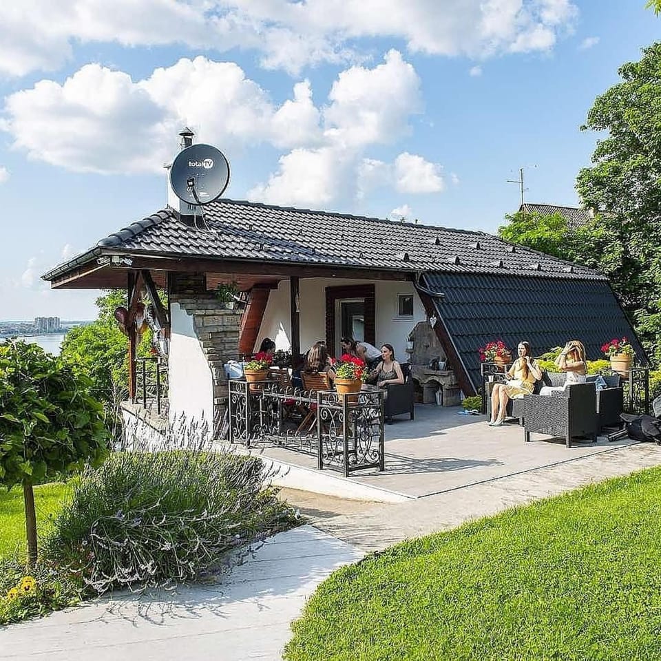 Riverside Pool Villa Apartment in Novi Sad