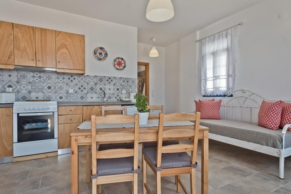 Coffee/tea facilities, Kitchen or kitchenette, Living room, Dining area, Sea view