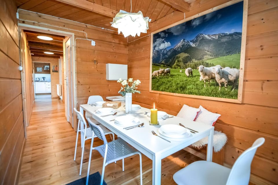 Food and drinks, Dining area, Food