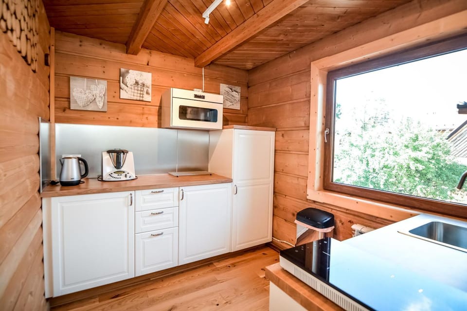 Coffee/tea facilities, Kitchen or kitchenette, Dining area, minibar