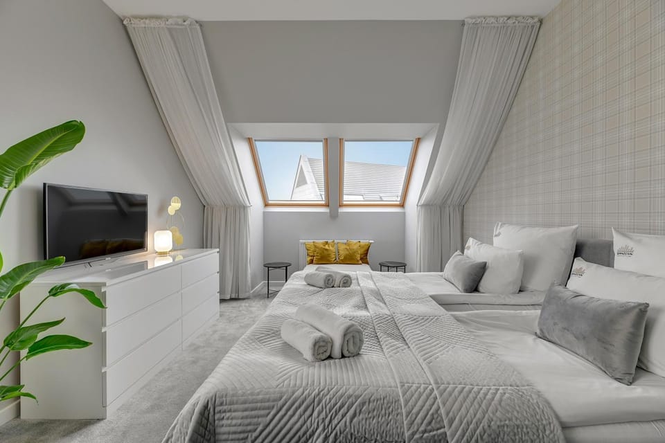 Bed, TV and multimedia, Photo of the whole room, Seating area, Bedroom, towels