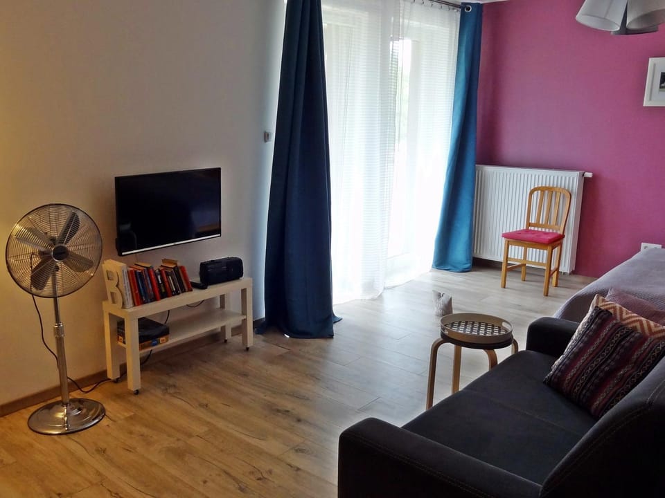 Library, Library, TV and multimedia, View (from property/room), View (from property/room), Living room, Photo of the whole room, Seating area, Evening entertainment, Area and facilities, Area and facilities, Entertainment, Family, furniture, furniture, heating, heating, internet, internet