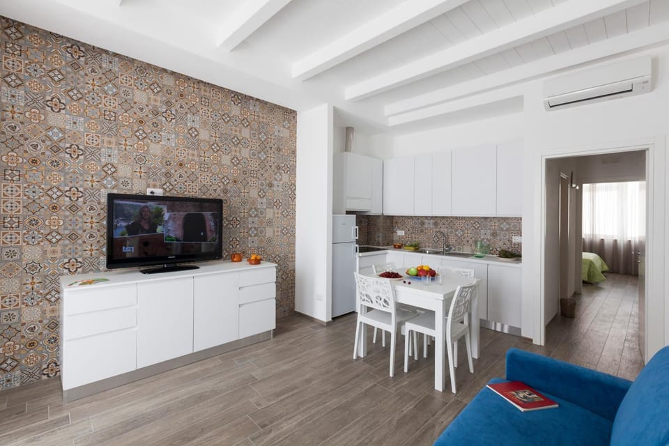 TV and multimedia, Kitchen or kitchenette, Living room, Photo of the whole room, Seating area, Dining area