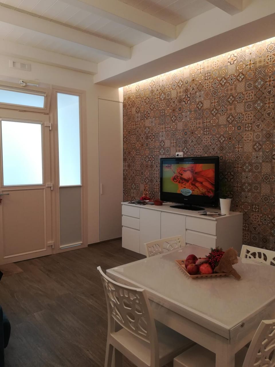 TV and multimedia, Living room, Photo of the whole room, Dining area