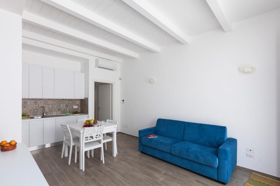 Bed, Living room, Photo of the whole room, Seating area, Dining area