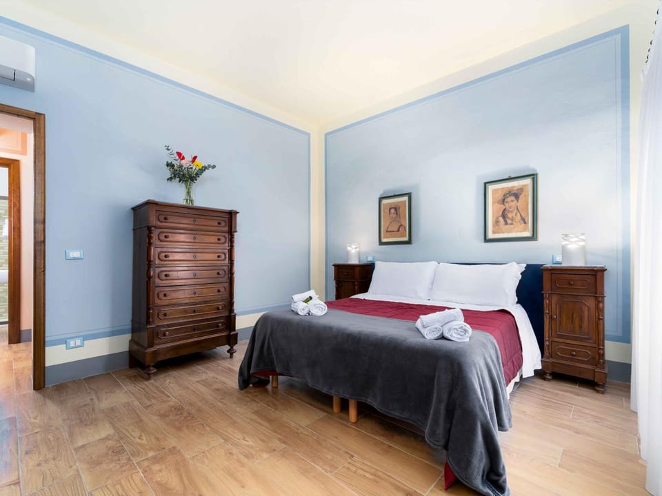 Bed, Photo of the whole room, Bedroom, towels, wardrobe, air conditioner