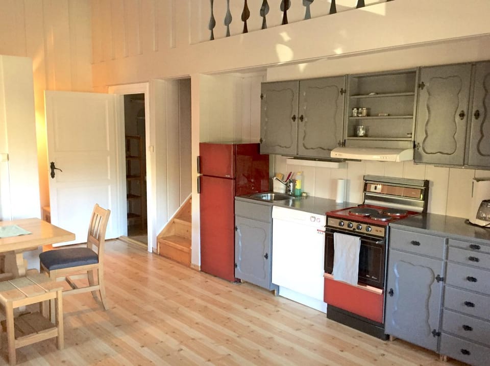 Kitchen or kitchenette, Dining area