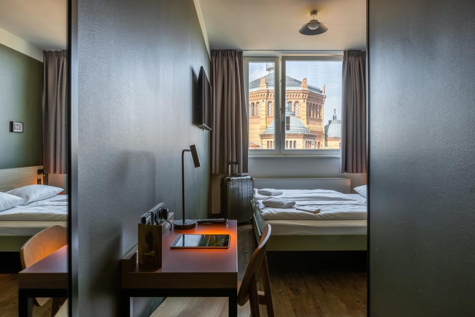 Bed, TV and multimedia, Bedroom