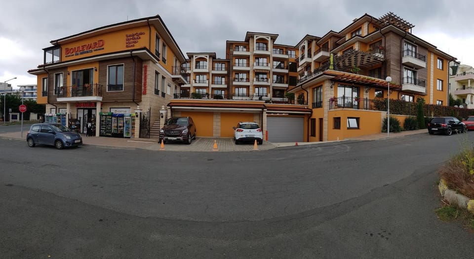 Facade/entrance
