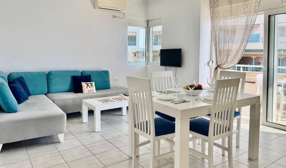 TV and multimedia, Living room, Seating area, Dining area, Evening entertainment, air conditioner