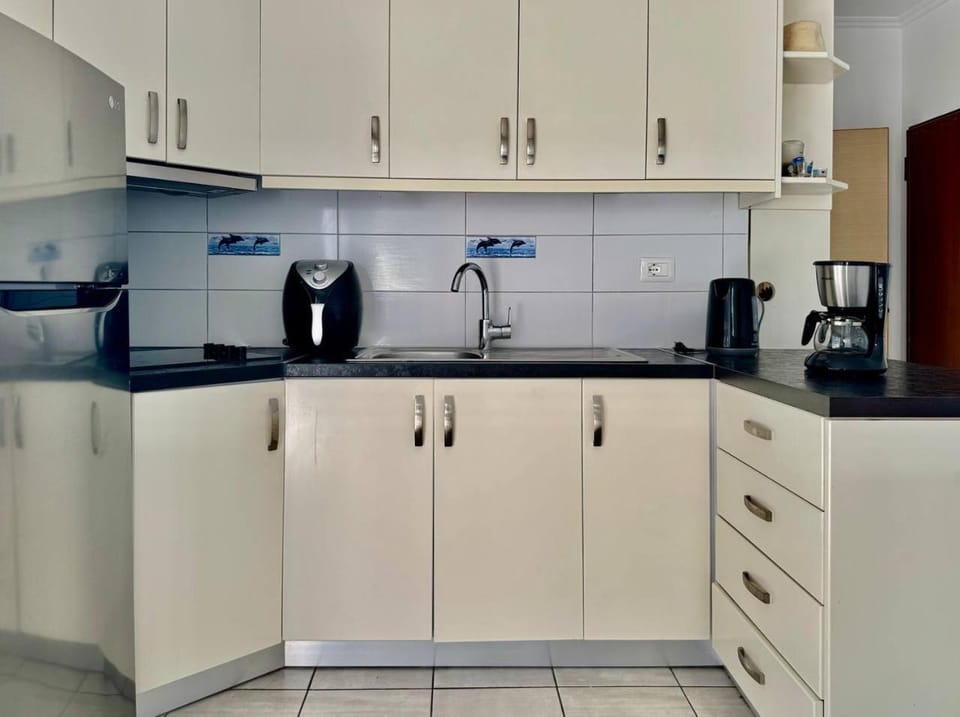 Coffee/tea facilities, Kitchen or kitchenette, stove