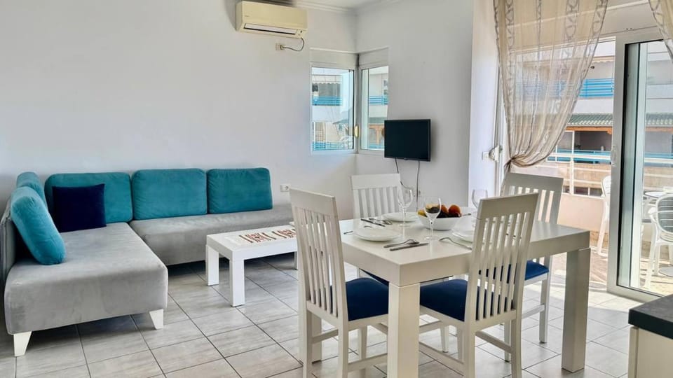 TV and multimedia, Living room, Seating area, Dining area, Evening entertainment, air conditioner