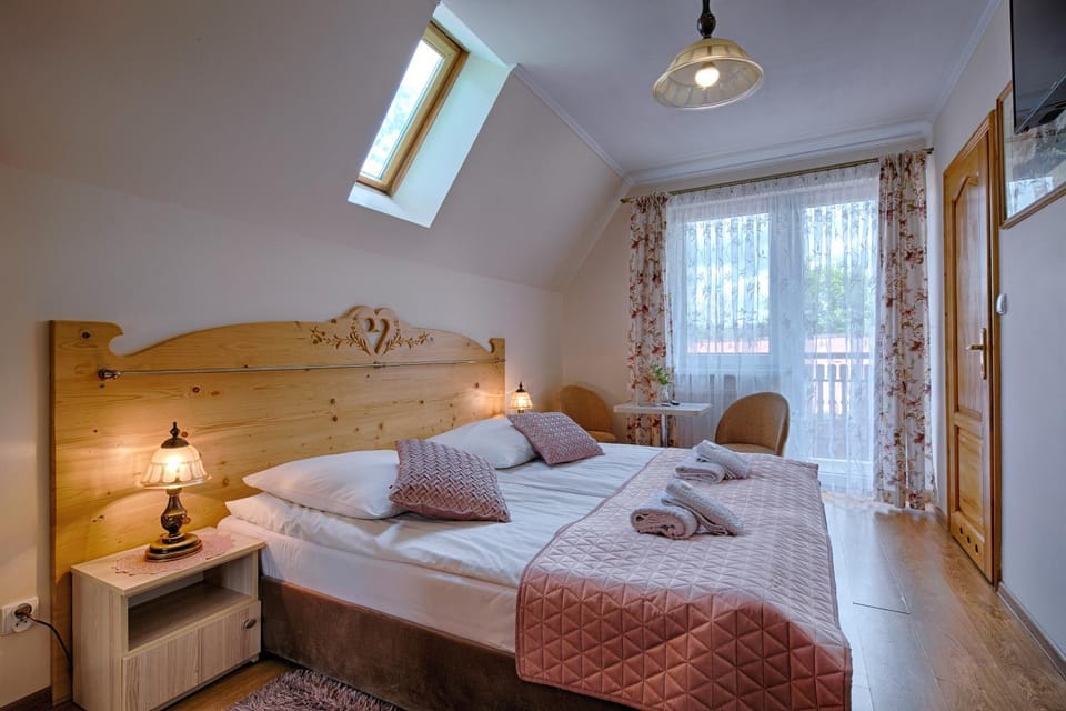 Bed, Photo of the whole room, Seating area, Bedroom