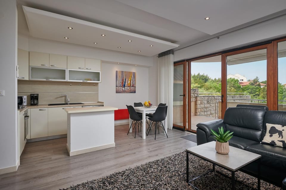 Kitchen or kitchenette, Living room, Seating area, Dining area, minibar