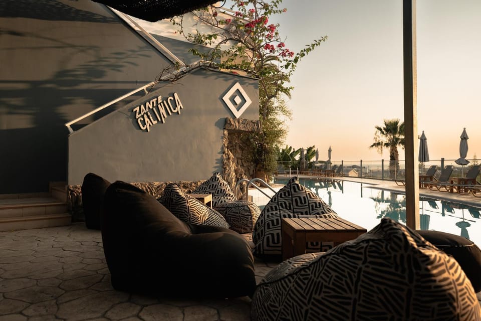 Restaurant/places to eat, Lounge or bar, Swimming pool, sunbed