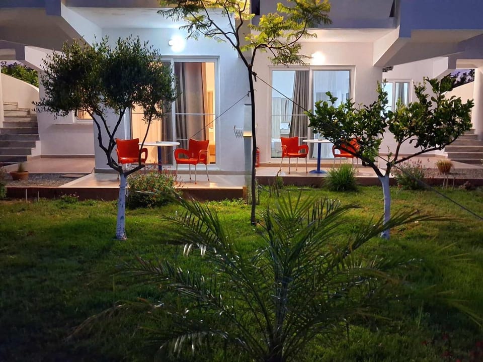 Property building, Night, Natural landscape, Garden, Garden, Balcony/Terrace, Balcony/Terrace, Garden view, Garden view