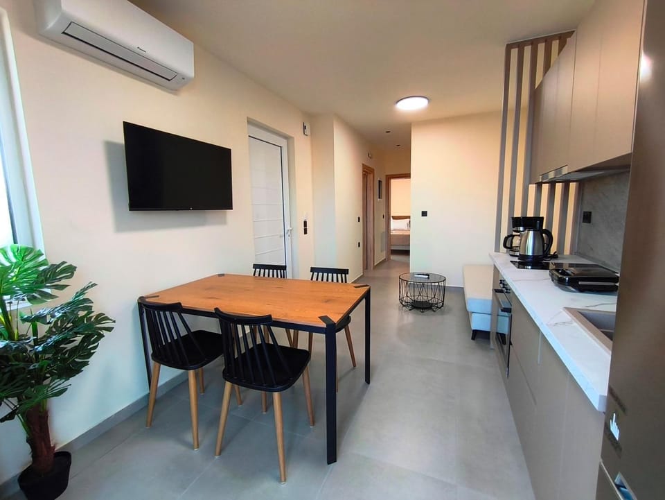 Communal lounge/ TV room, TV and multimedia, Coffee/tea facilities, Kitchen or kitchenette, Living room, Seating area, Dining area, Evening entertainment, oven, stove, air conditioner
