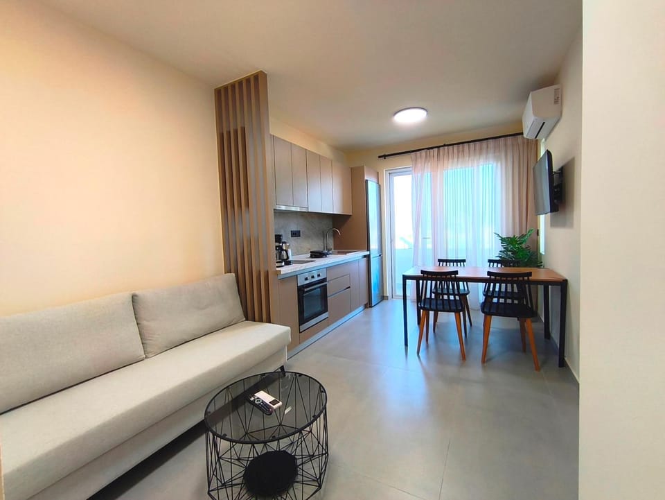 TV and multimedia, Coffee/tea facilities, Kitchen or kitchenette, Living room, Seating area, Dining area, oven, stove, toaster, air conditioner