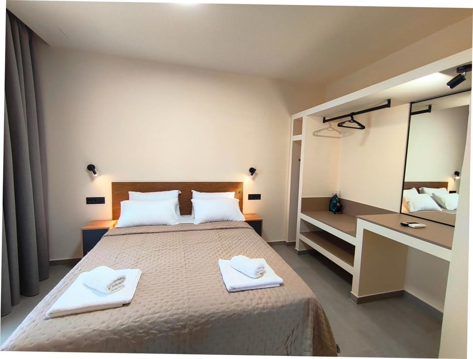 Bed, Photo of the whole room, Bedroom, flat iron, towels, wardrobe