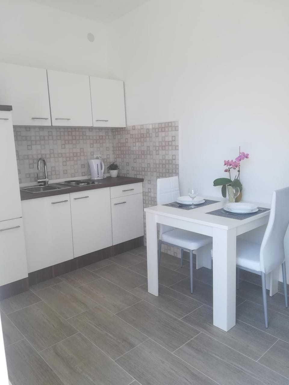 Kitchen or kitchenette, Dining area