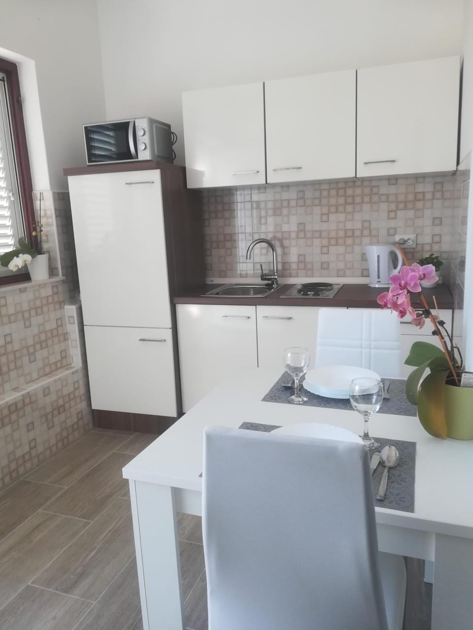 Kitchen or kitchenette, Dining area