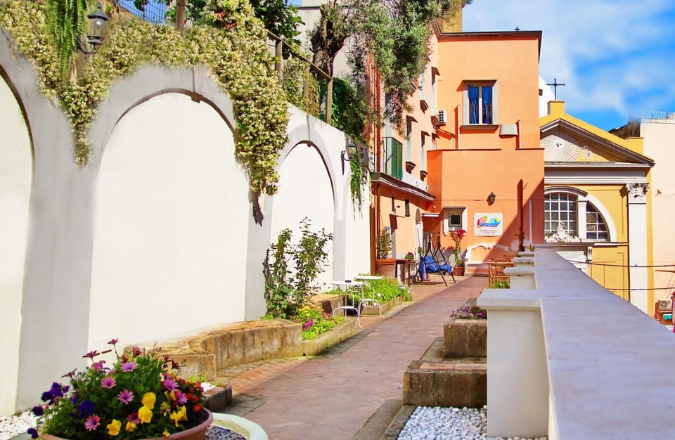 Property building, Patio, Facade/entrance, Day, Neighbourhood