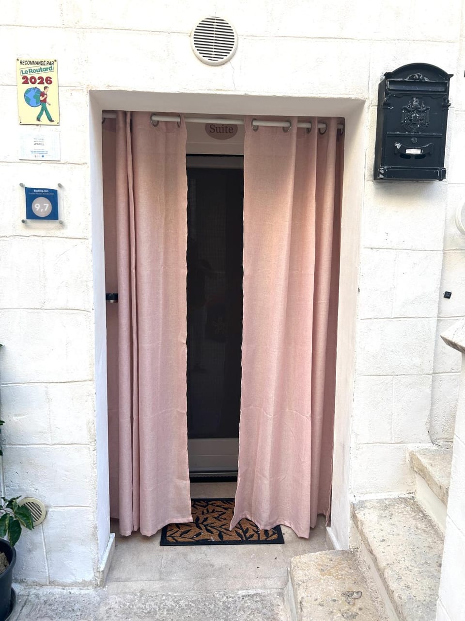 Facade/entrance