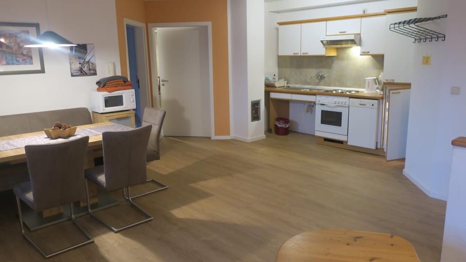 Kitchen or kitchenette, Seating area