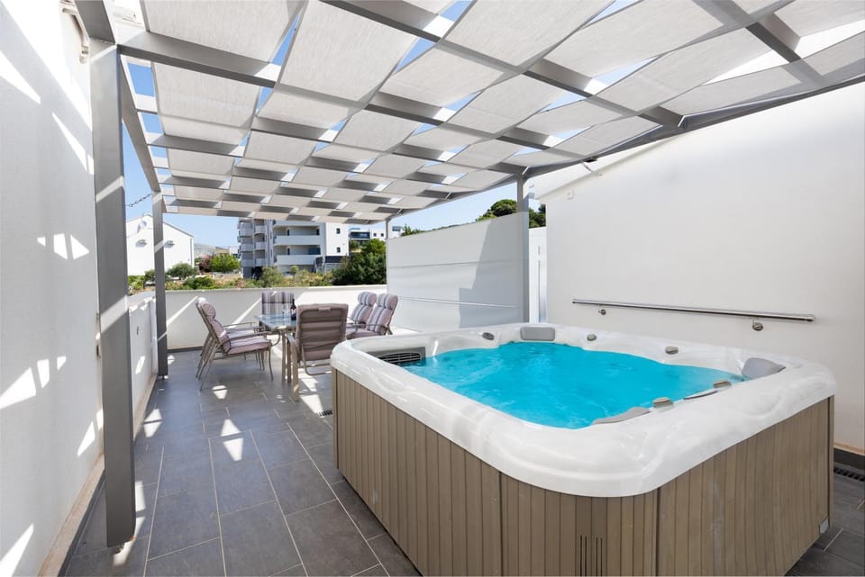 Hot Tub, Hot Tub