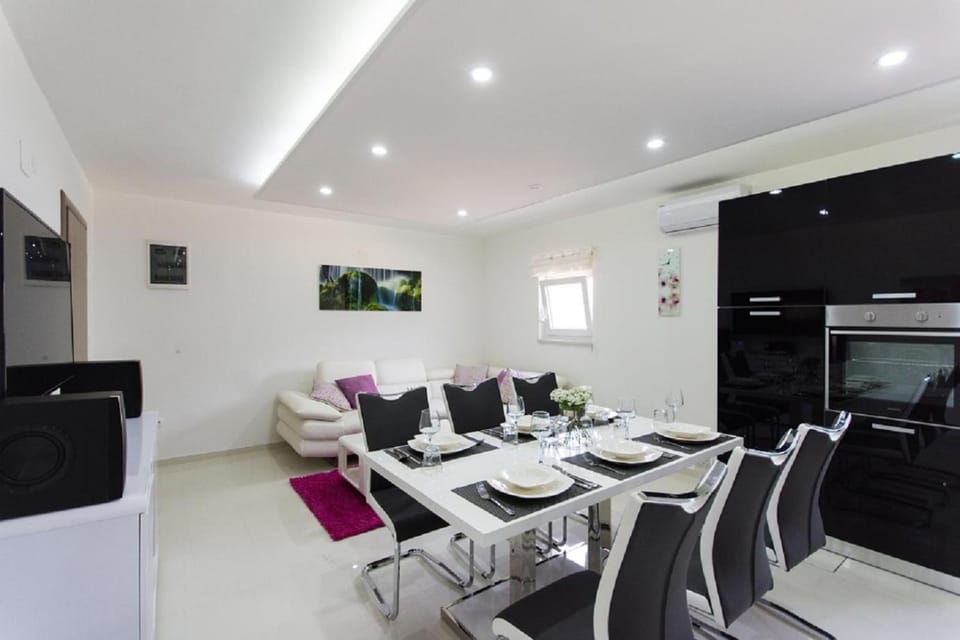 TV and multimedia, Kitchen or kitchenette, Living room, Seating area, Dining area
