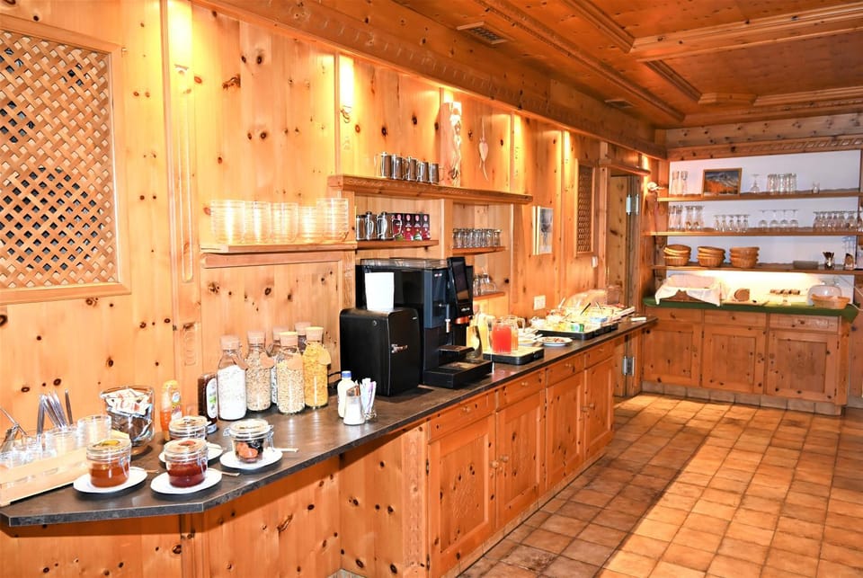 Coffee/tea facilities, Food and drinks, Food, Breakfast, Drinks