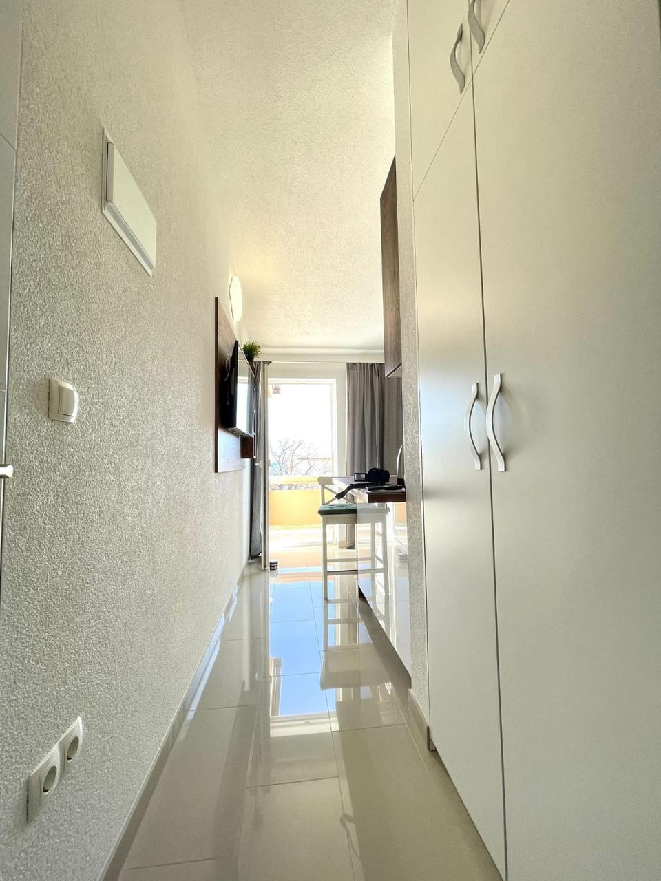 Photo of the whole room, kitchen