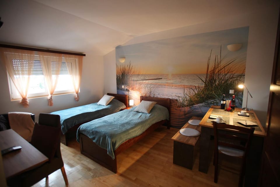 Photo of the whole room, Bedroom