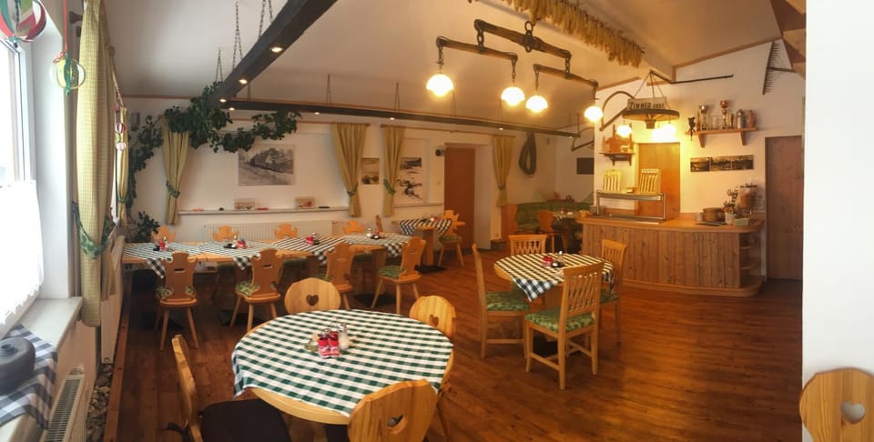 Coffee/tea facilities, Buffet breakfast, Alcoholic drinks, Non alcoholic drinks, Internal: Not applicable to any particular room
