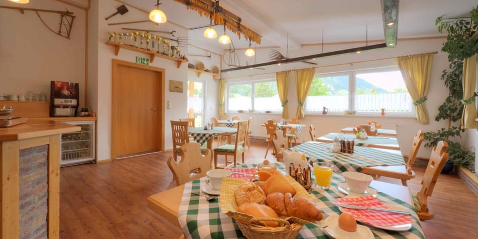 Coffee/tea facilities, Buffet breakfast, Alcoholic drinks, Non alcoholic drinks