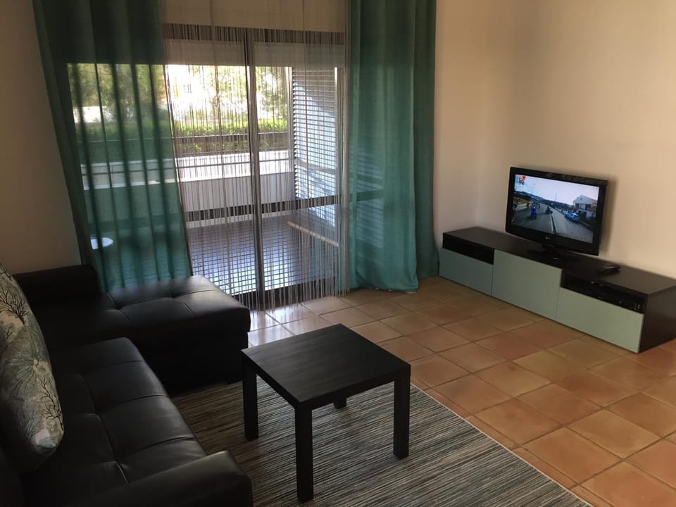 Bed, TV and multimedia, Living room