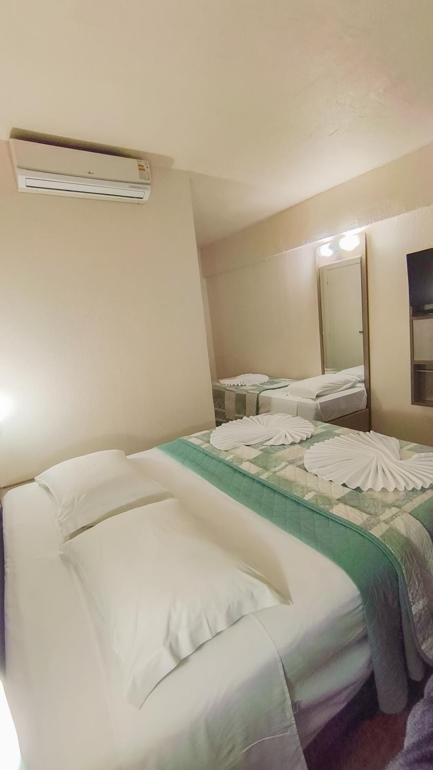 Bed, TV and multimedia, Photo of the whole room, Bedroom, towels, air conditioner