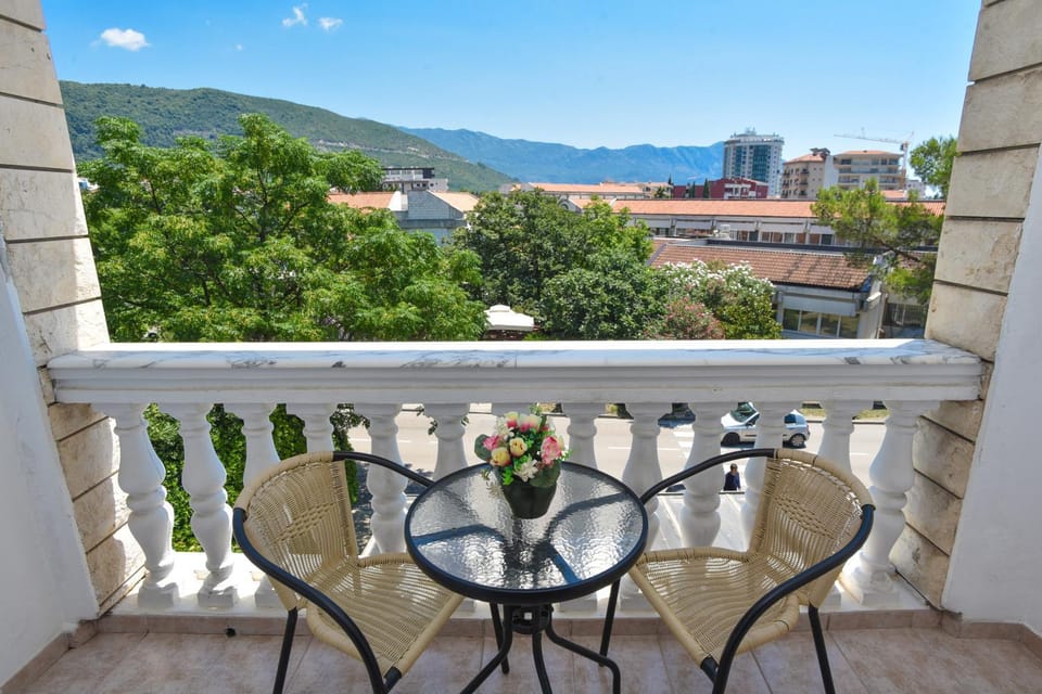 Patio, Day, Natural landscape, View (from property/room), Balcony/Terrace, Mountain view