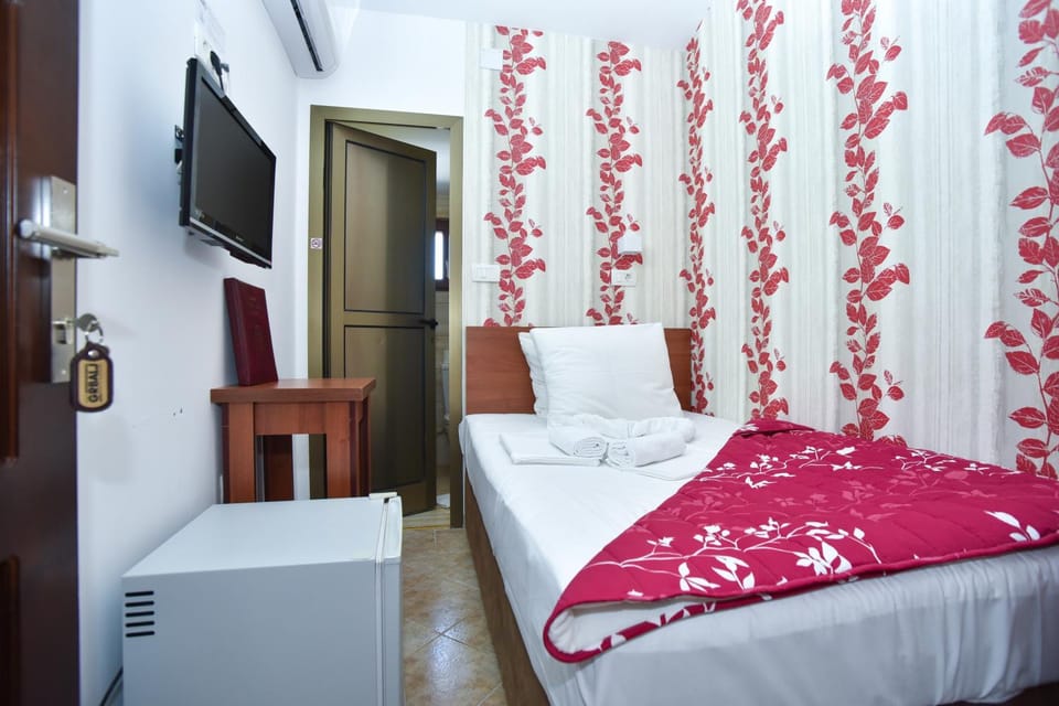 Bed, TV and multimedia, Photo of the whole room, Bedroom, towels