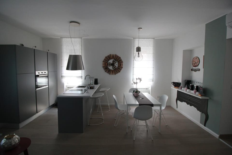 Kitchen or kitchenette, Dining area