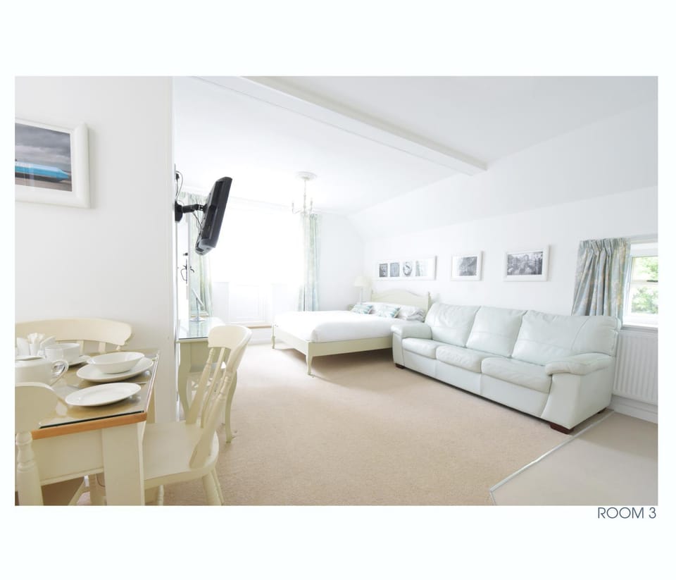 Toilet, TV and multimedia, Coffee/tea facilities, Kitchen or kitchenette, Seating area, Dining area, Bedroom