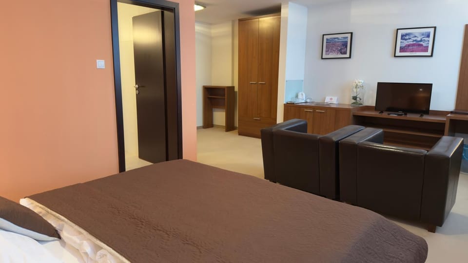 Photo of the whole room, Seating area, Bedroom, wardrobe