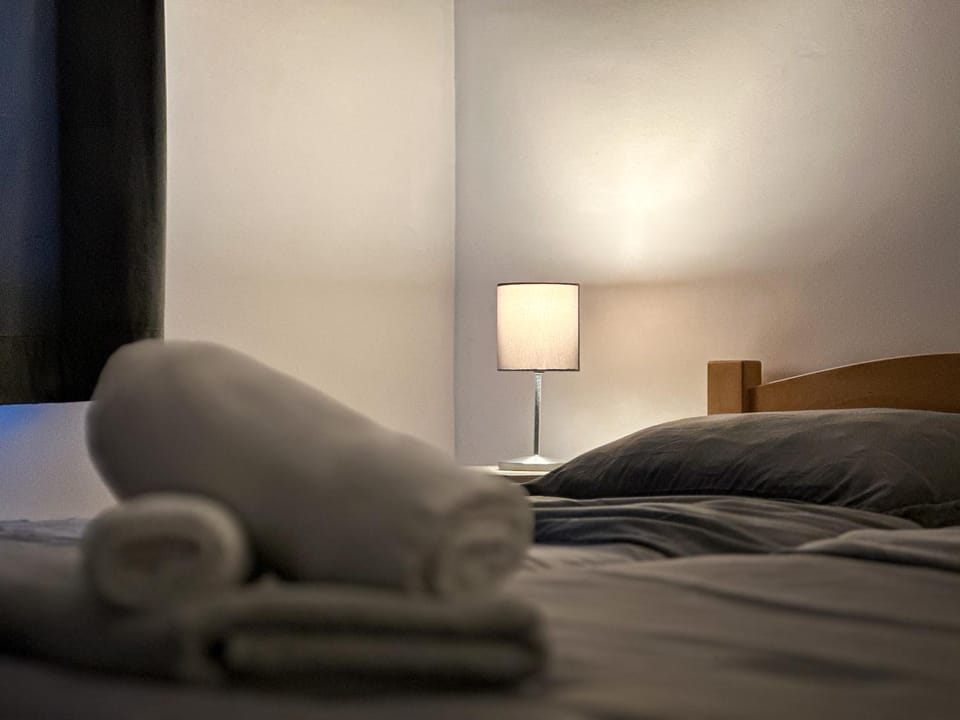 Bed, Bedroom, towels