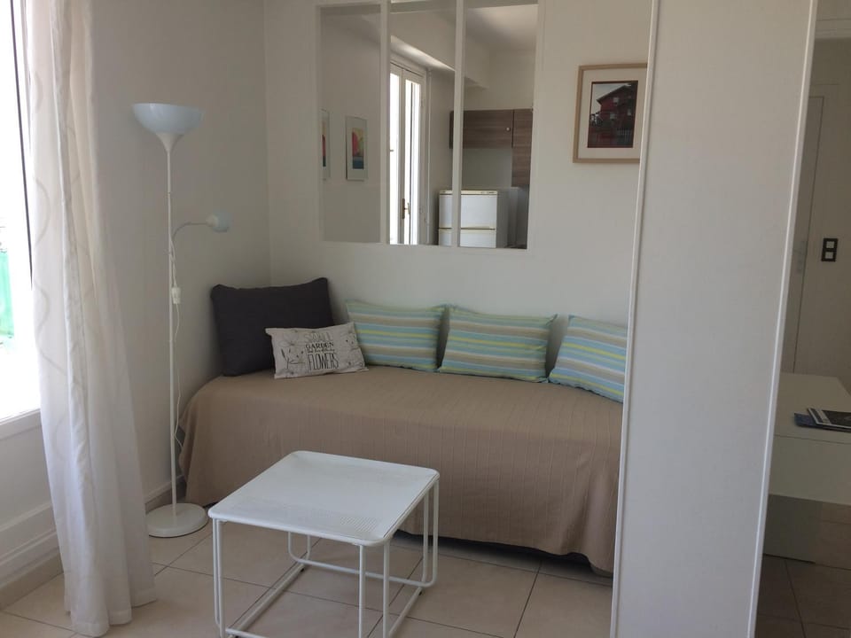 Bed, Living room
