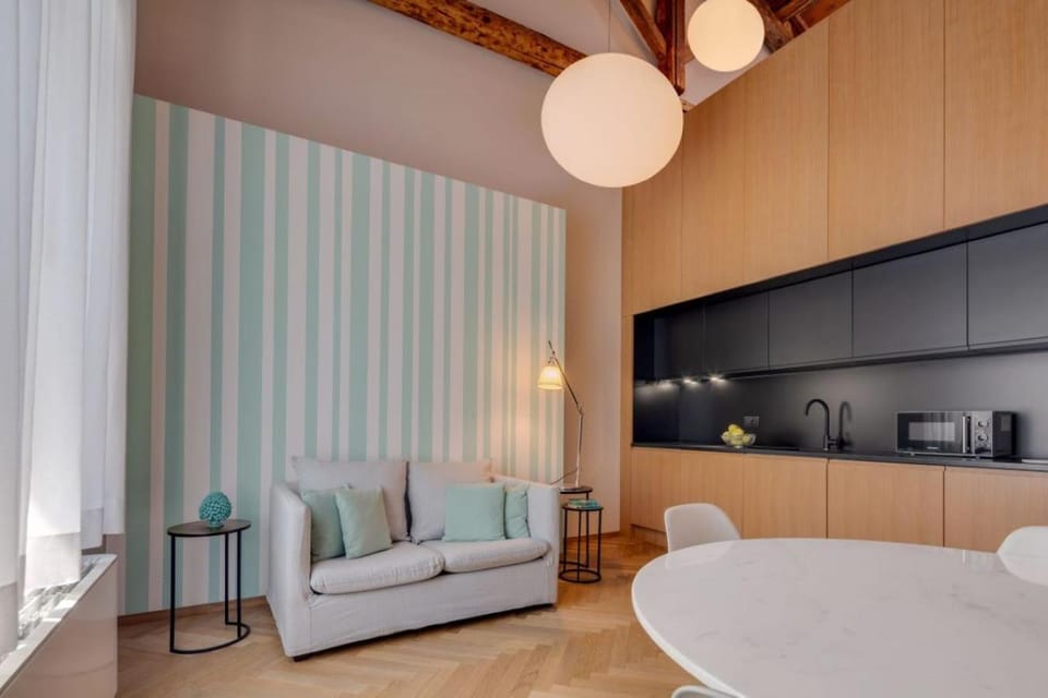 Kitchen or kitchenette, Living room, Seating area, Dining area