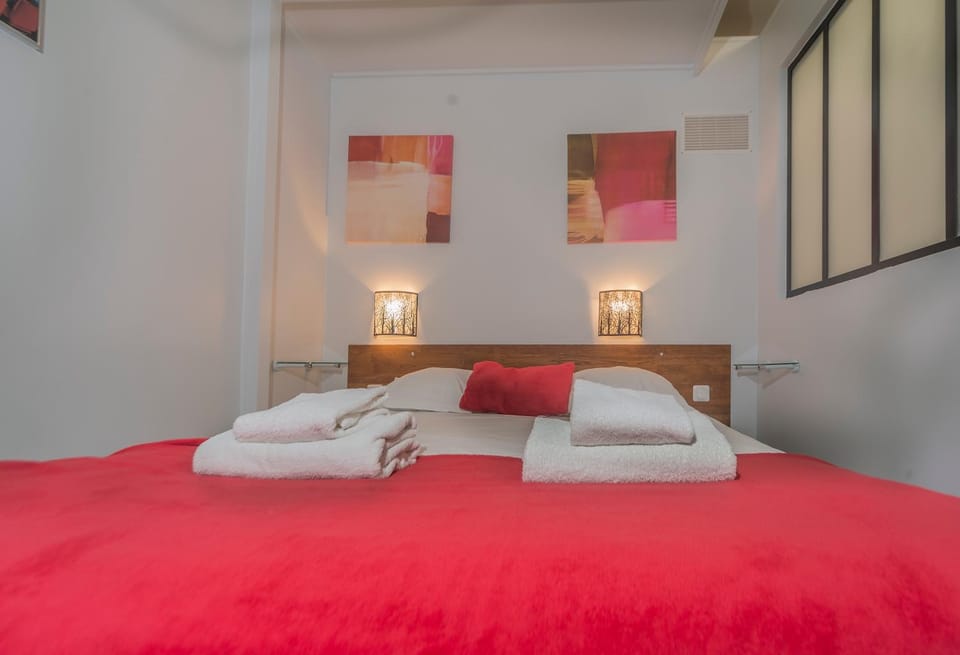 Bed, Photo of the whole room, Bedroom, towels