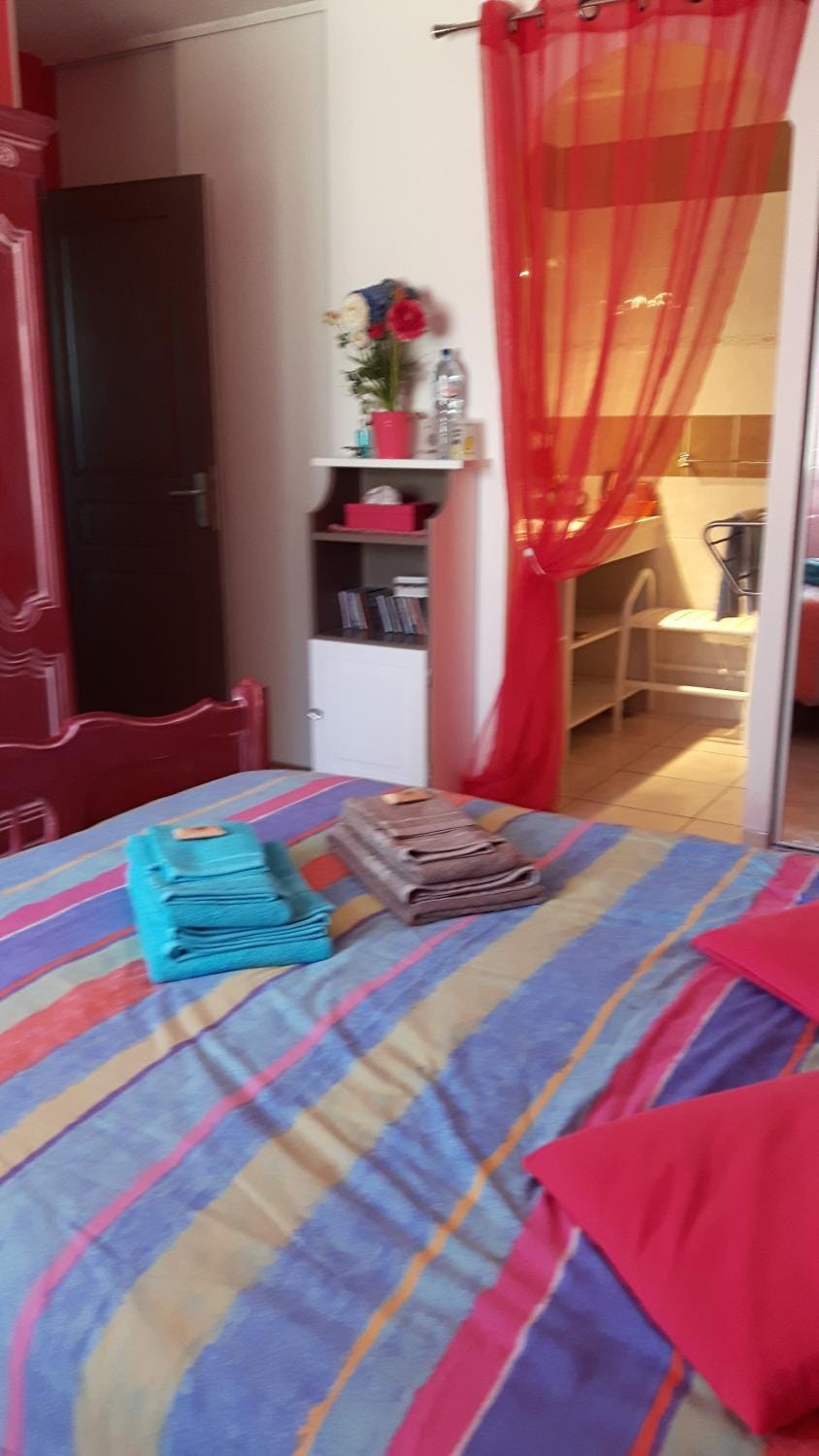 Bed, Photo of the whole room, Bedroom, towels