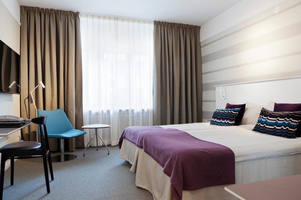 Bed, TV and multimedia, Living room, Seating area