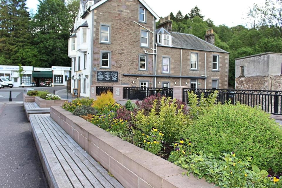 Restaurant/places to eat, Neighbourhood