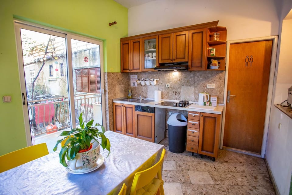 Kitchen or kitchenette, Dining area, Communal kitchen, dishwasher, stove